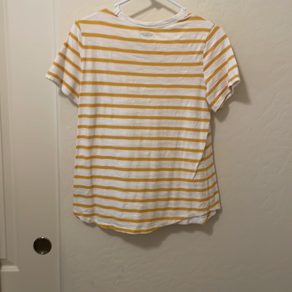 Women’s Old Navy t-shirt - Picture 3 of 3